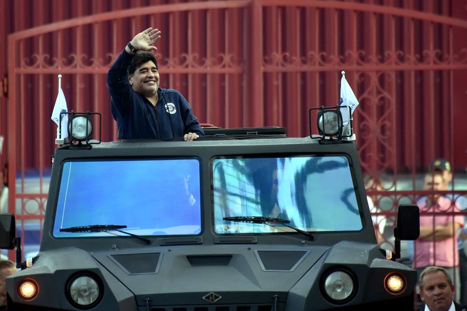 Diego Armando Maradona arriva allo stadio di Bresta. Afp